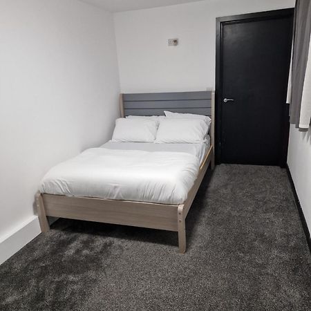Ckb Flat- Comfort, Cosy, And Secure! Codsall エクステリア 写真