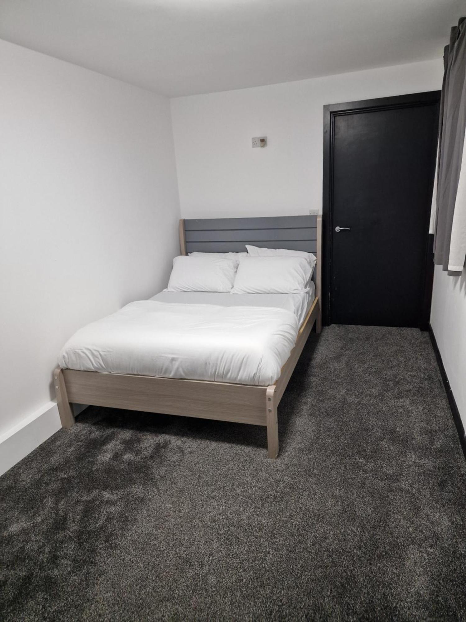 Ckb Flat- Comfort, Cosy, And Secure! Codsall エクステリア 写真