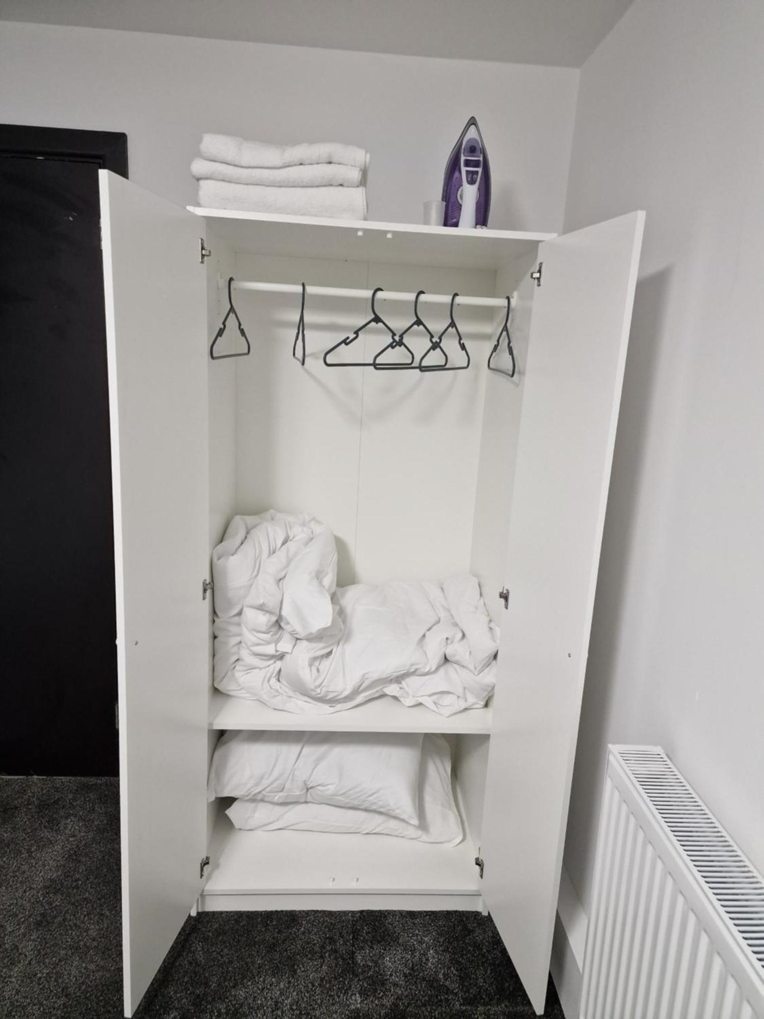 Ckb Flat- Comfort, Cosy, And Secure! Codsall エクステリア 写真