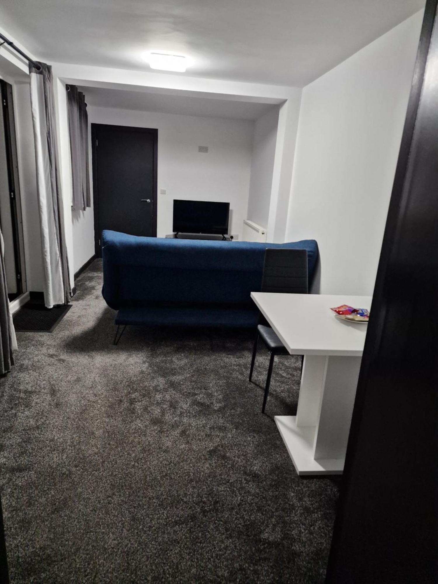 Ckb Flat- Comfort, Cosy, And Secure! Codsall エクステリア 写真